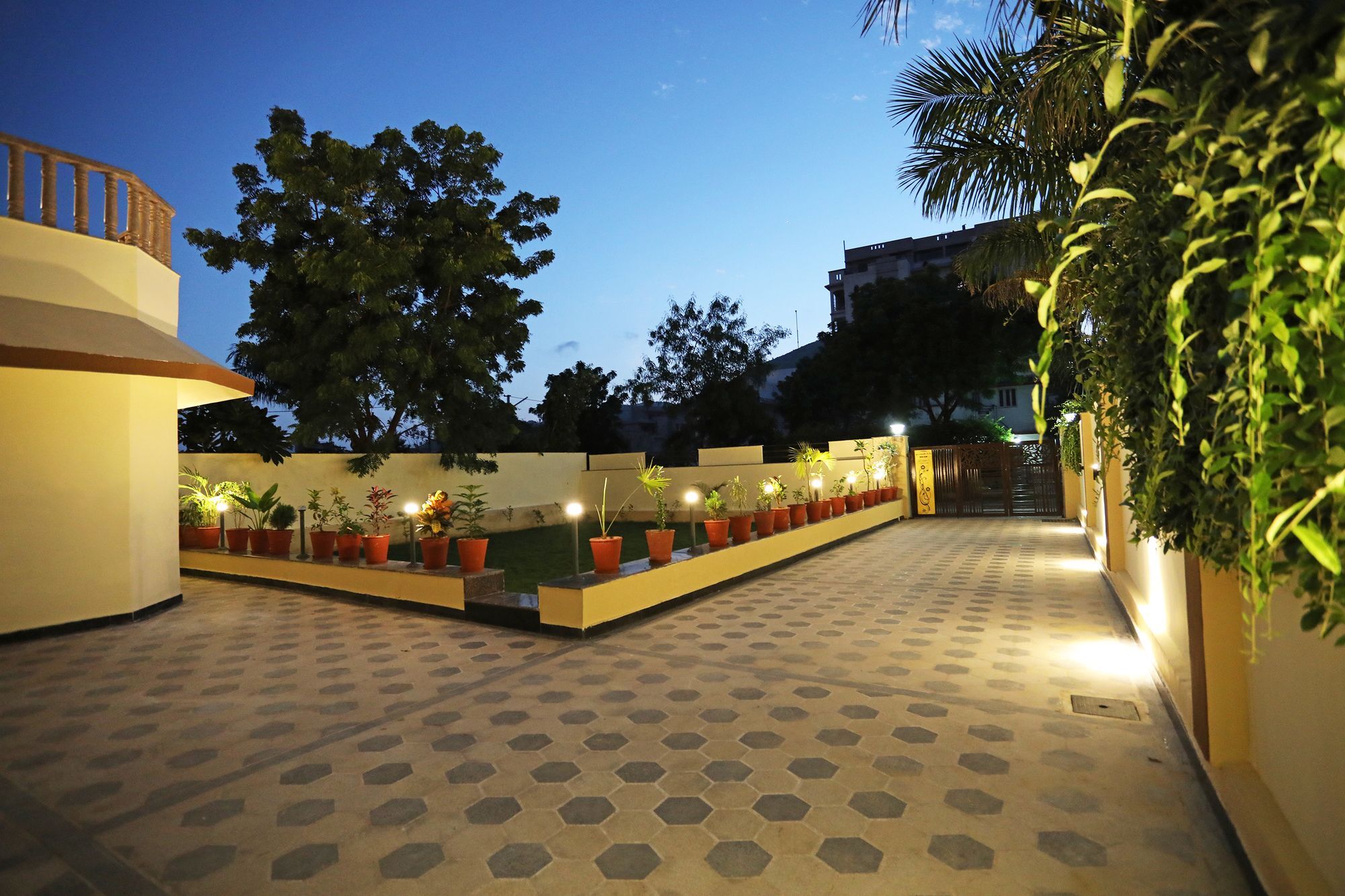 Oyo 9428 Hill View Room Goverdhan Vilas Udaipur Exterior foto